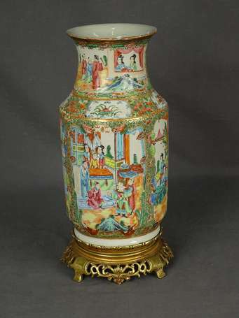 CANTON - Vase en porcelaine à décor de scènes de 