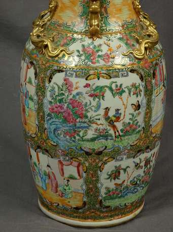 CANTON - Vase en porcelaine à décor de scènes de 