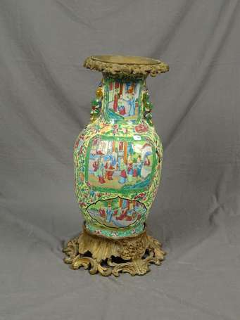 CANTON - Vase balustre en porcelaine à décor 