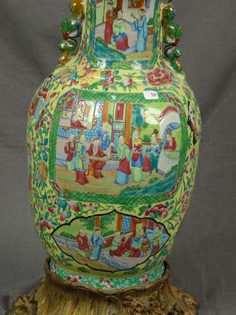 CANTON - Vase balustre en porcelaine à décor 