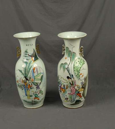 CHINE - Paire de grands vases en porcelaine à 