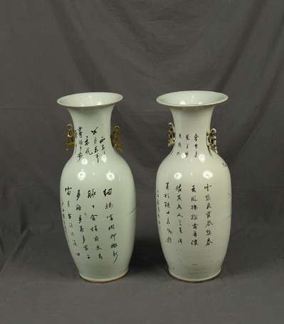 CHINE - Paire de grands vases en porcelaine à 