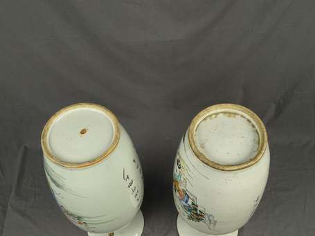 CHINE - Paire de grands vases en porcelaine à 