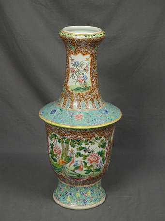 CANTON - Grand vase en porcelaine à décor de 