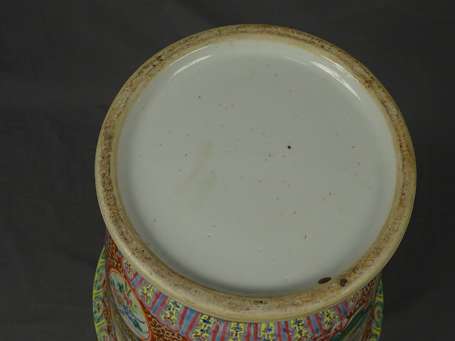 CANTON - Grand vase en porcelaine à décor de 