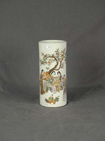 CHINE - Vase rouleau en porcelaine à décor de 