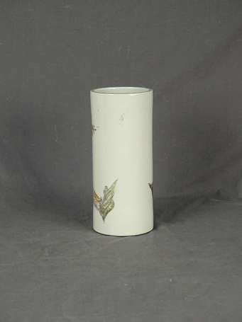 CHINE - Vase rouleau en porcelaine à décor de 
