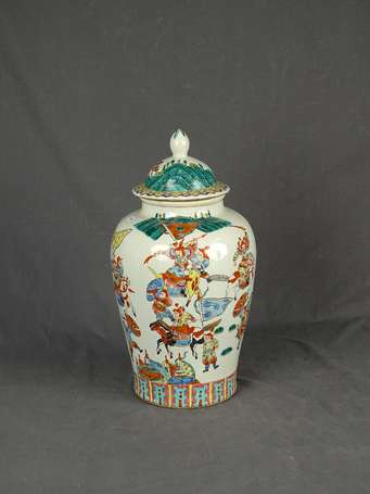 CHINE - Pot couvert balustre en porcelaine à décor
