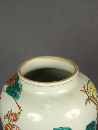 CHINE - Pot couvert balustre en porcelaine à décor