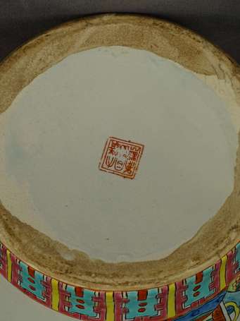 CHINE - Pot couvert balustre en porcelaine à décor