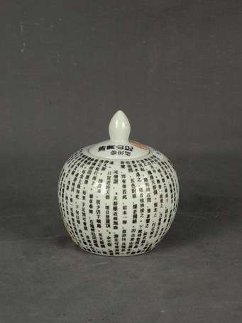 CHINE - Petit pot couvert en porcelaine à décor de