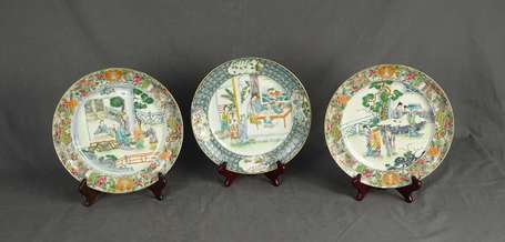 CANTON - Trois assiettes en porcelaine à décor 