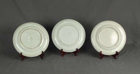 CANTON - Trois assiettes en porcelaine à décor 