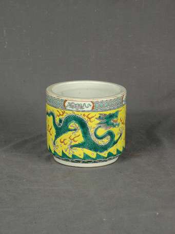 CHINE - Pot à pinceaux en porcelaine jaune et vert