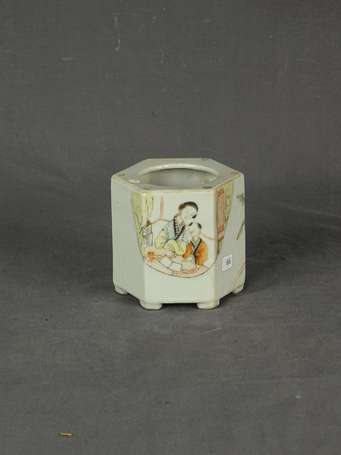 CHINE - Pot en porcelaine de section hexagonale à 