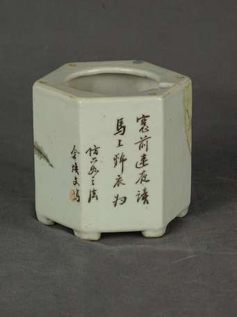 CHINE - Pot en porcelaine de section hexagonale à 