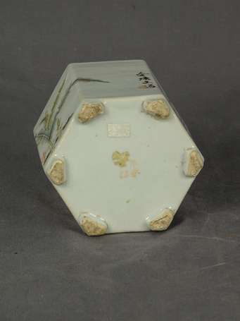 CHINE - Pot en porcelaine de section hexagonale à 