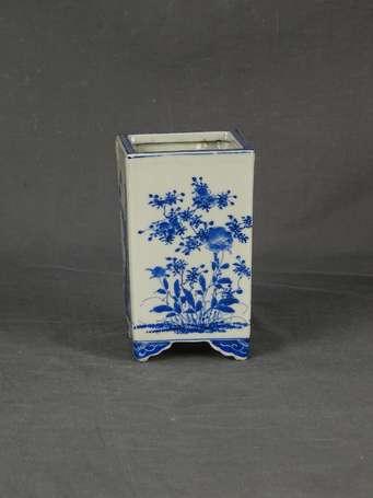 CHINE - Vase de section carrée en porcelaine à 