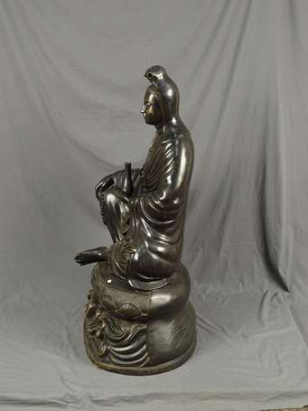 JAPON - Déesse Kanon en bronze, elle tient un vase