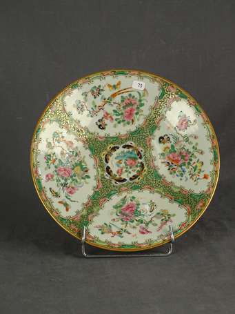 CANTON - Plat en porcelaine à décor de fleurs et 