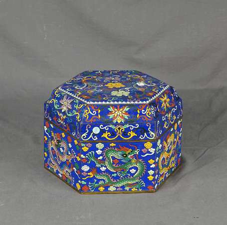 CHINE - Boîte en cloisonné de forme hexagonale à 