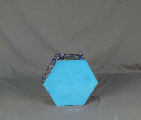 CHINE - Boîte en cloisonné de forme hexagonale à 