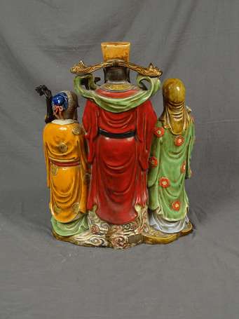 VIETNAM - Grand groupe en céramique orné de trois 