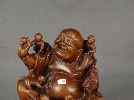 CHINE - Bouddha rieur en bois entouré d'enfants. H