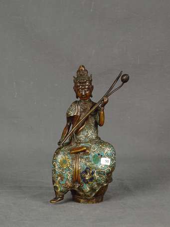 CHINE - Guanyin en bronze et cloisonné tenant dans