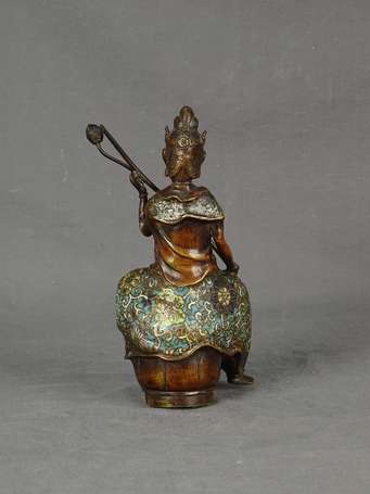 CHINE - Guanyin en bronze et cloisonné tenant dans