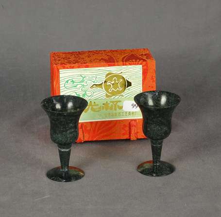 CHINE - Deux petits vases sur piédouche en jade 