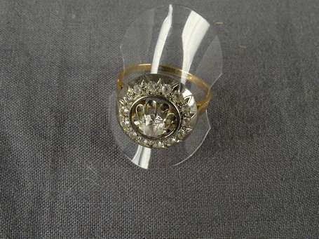 Bague ancienne en or deux tons 18K (750°/00), le 