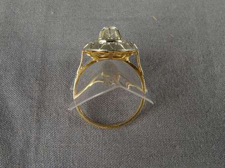 Bague ancienne en or deux tons 18K (750°/00), le 