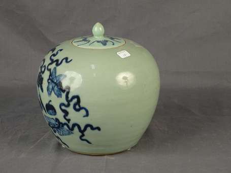 Pot couvert en porcelaine céladon, décor en bleu 