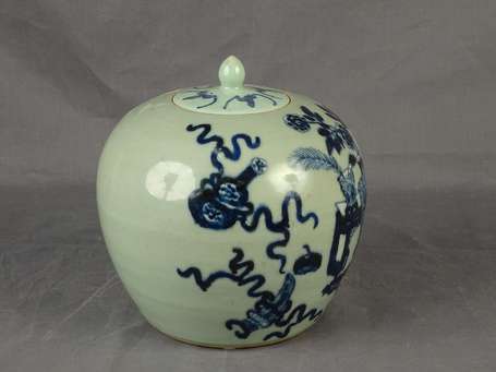 Pot couvert en porcelaine céladon, décor en bleu 