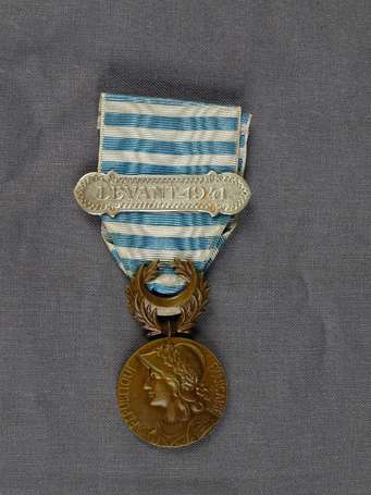 France - Médaille du levant avec agrafe 