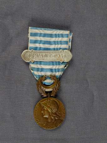 France - Médaille du levant avec agrafe 