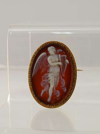 Broche en or 18 K (750/000), elle est montée d'un 