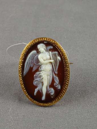 Broche en or 18 K (750/000), elle est montée d'un 