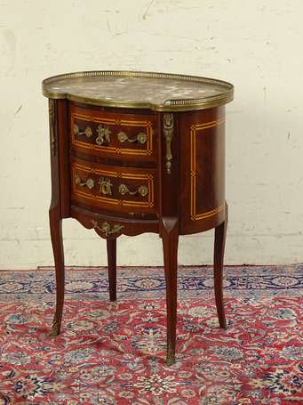 Commode rognon en placage et marqueterie, elle 