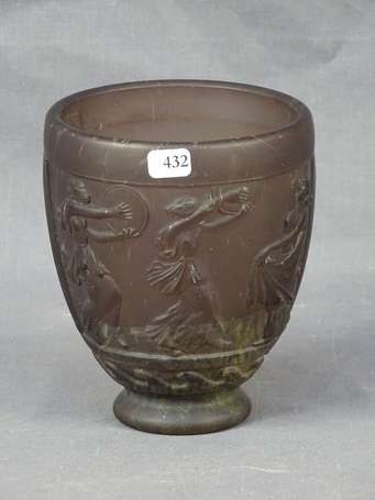 DE FEURE Georges - Vase en verre violine moulé de 