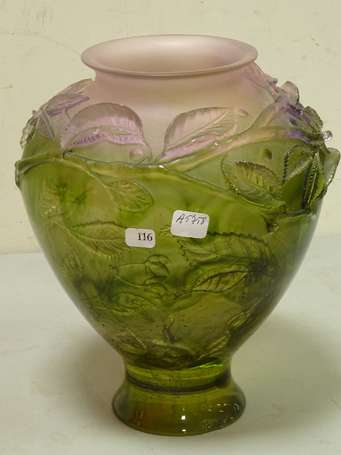 DAUM - Vase en verre moulé à décor de feuillage 