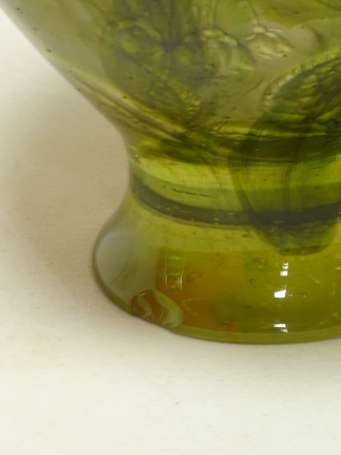 DAUM - Vase en verre moulé à décor de feuillage 