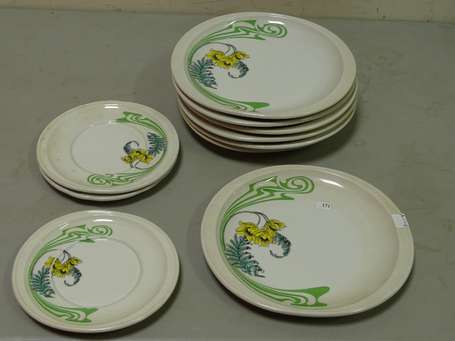 BENARDEAU - Sept assiettes en porcelaine à décor 
