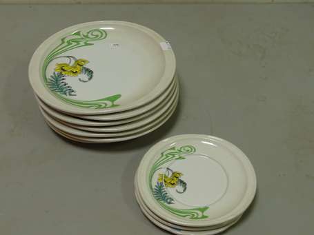 BENARDEAU - Sept assiettes en porcelaine à décor 