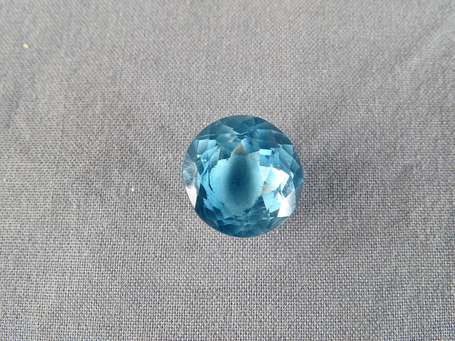 Topaze bleue, taille ovale 16,24 ct