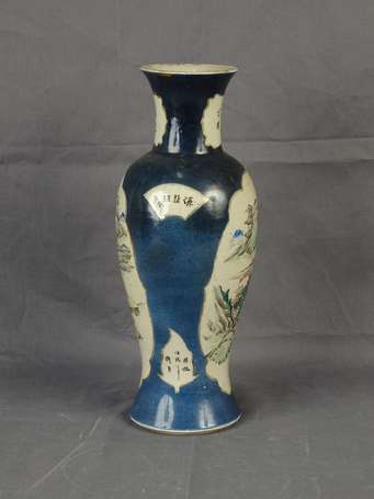 Vase balustre en porcelaine bleu nuit, décor 