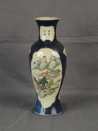 Vase balustre en porcelaine bleu nuit, décor 