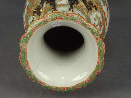 CANTON - Vase balustre en porcelaine, décor 