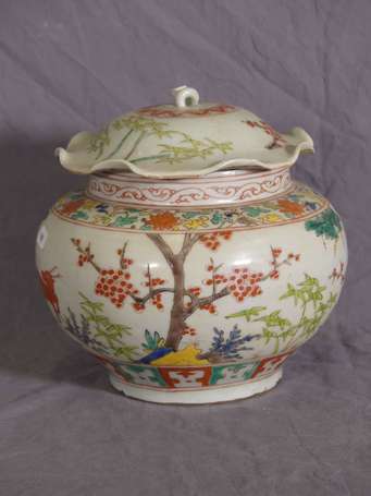 CHINE - Pot couvert en porcelaine à décor 